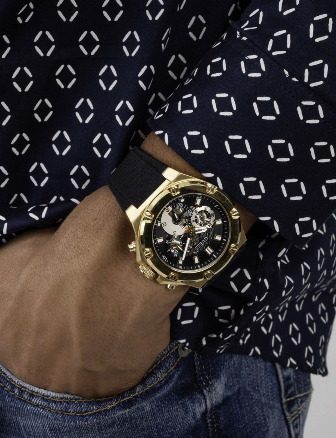 GUESS Apex: Gold Skeleton